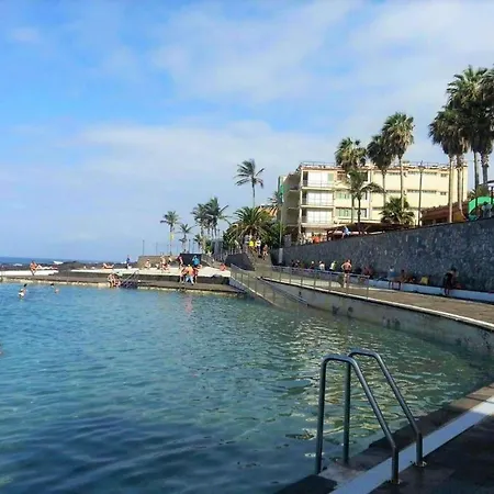 With Pool Nyaraló *